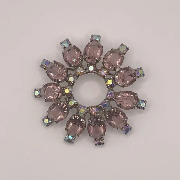 VINTAGE Crystal Wreath Brooch - Picture 2 of 6